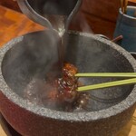 侘家古暦堂 - 熱々の石鍋にタレを投入！ステキ！