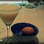 カクテルバー しろ - 2014.10　梨のカクテル。ベースはジンを指定。ゆで玉子とともに。笑