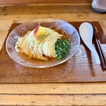 Ramen FeeL - 青梅の冷やしらぁ麺@追い飯付き（右の緑色がモロヘイヤ）