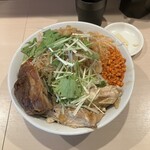 ラーメン 鷹の目 - コールはニンニク少なめアブラ辛揚げマシガリマヨ別皿