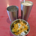 ナンセンター - セットのサラダとドリンク（ラッシー）