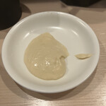 ラーメン 鷹の目 - 別皿のガリマヨ、豚をディップしたり、後半麺に適量付けて味変