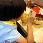 拉麺大公 - 麺もチャーハンもガツガツ食べる我が子