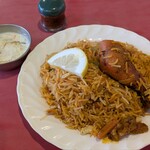 ナンセンター - 料理写真:チキンビリヤニ　ライタ付き　普通でも結構辛いです　でも辛さも美味しさの一部なんで、水を飲みつつ完食　ライタは、前は気が付きませんでしたが玉ねぎが入ってました