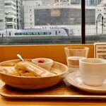 カフェイチハチロクキュウ バイマルゼン - ロースハムとダブルチーズホットサンドセット980円の向こうにあずさ