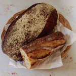 クロア - アマニ入りライ麦60%のパン
            バゲットハーフ
