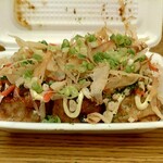 ディオ - たこ焼き６個入り(税込)100円 →マヨネーズ→紅しょうが→天かす→青のり→かつお節→ねぎトッピング！で完成※正面から (2025.08.16)