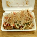 ディオ - たこ焼き６個入り(税込)100円 →マヨネーズ→紅しょうが→天かす→青のり→かつお節 (2025.08.16)