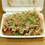 ディオ - たこ焼き６個入り(税込)100円 →マヨネーズ→紅しょうが→天かす→青のり→かつお節→ねぎトッピング！で完成 (2025.08.16)