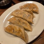 うりずん - 最近あまり見かけない　皮が厚く、野菜よりも肉が目立つ　私の好きなタイプの餃子だった。
