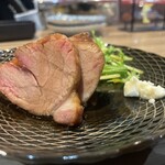 アロン - 焼き上がったタイミングでオススメされるチーャーシューはブルーチーズ添え