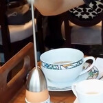 神戸北野ホテル - コレがエッグカッター　ボールを2、3度卵に落として殻を割ります。
