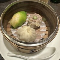菜香新館 - とうもろこしぎょうざ、香菜入り牛肉しゅうまい、肉汁あふれるショウロンポウ