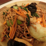 ゆるり 中華食堂 癒食同源 - 海老と青菜の上海焼きそば 820円。