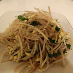 ゆるり 中華食堂 癒食同源 - ニラと豆もやしのにんにく強火炒め 460円。