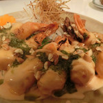 ゆるり 中華食堂 癒食同源 - 海老マヨネーズのあぶりバジルとナッツの香り 740円。