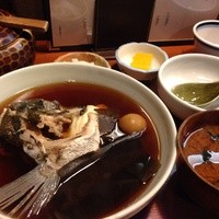 魚めし 竹亭 - 煮魚定食。1,000円。魚を5種類から選びます。写真は黒鯛の兜煮です。