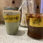 焼豚らーめん じゅんこ - 自家製の味変調味料2種  