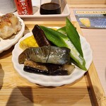 梅ト蜂 - 茄子とオクラの煮浸しととうもろこし