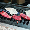 かどやホルモン店 - 自分で焼きますよ。