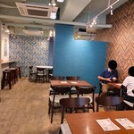京かき氷 つみき - 店内、手前テーブル席の様子～!!( ^o^)ﾉ