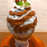 京かき氷 つみき - ミントシロップがかけられミント色したかき氷にチョコシロップをかけ、エスプーマクリーム、砕いたチョコクッキー、ミントの葉が盛りつけられている〜!!( ^o^)ﾉ 