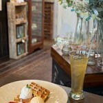 グランヒル - いちごワッフル　880 マスカットハーブティー 650