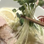 らぁめん鸞 - 貝割れ