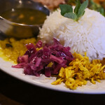 間借りカレー シモカワスパイス - 【選べる2種盛りカレー@税込1,500円】ライス、副菜各種