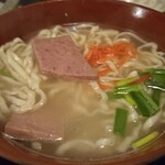 魚菜 きくやま - 仕上げの沖縄そば