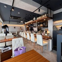 vino italiano zizi cucina - こじんまりとした店内