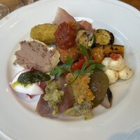vino italiano zizi cucina - アンティパストミスト、このお店のウリになっている9種類の前菜盛り合わせ、お酒が進んでしょうがない。