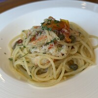 vino italiano zizi cucina - 本日のパスタ: ズワイガニ・バジル・ケッパー オイル仕立てスパゲッティ+200円、パスタは2人で1種類を頼んでシェする形。1人ずつ違うものを選べたらいいのに…