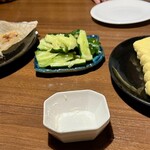 お忍び個室和洋陶板料理居酒屋 イチゴヤ商店 - エイヒレ、たたききゅうり、だし巻き卵