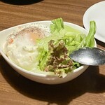 お忍び個室和洋陶板料理居酒屋 イチゴヤ商店 - 温玉ポテトサラダ