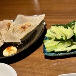 お忍び個室和洋陶板料理居酒屋 イチゴヤ商店 - エイヒレ、たたききゅうり