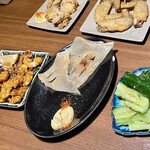 お忍び個室和洋陶板料理居酒屋 イチゴヤ商店 - タコの唐揚げ、エイヒレ、たたききゅうり