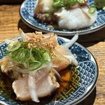 串揚げとおでん コムロテツヤ - お通し　地鶏のタタキ　タコぶつ　