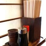 泰明庵 - 箸入れ・七味入れ・醤油・塩・爪楊枝（余計なものはない）