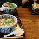 泰明庵 - 「牡蠣南蛮そば」（手前）「せりかしわそば」「冷やしかき揚げ蕎麦」（奥）