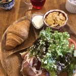 Kitchen Slow Time - クロワッサン生ハムプレート