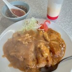 宝明楼 - カツカレー 1100円(税込) 中華スープ付き。