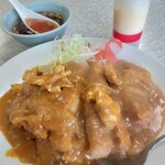 宝明楼 - カツカレー 1100円 (税込)キャベツとトマト合盛り。マヨネーズも｡