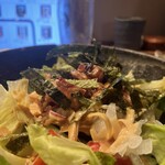 炭焼もくもく - 炭火で焼いたセセリが入ったセセリサラダ