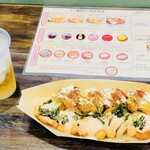 かんすけ - たこ焼き9個810円(下がポン酢)上が一味マヨ＋明太マヨ108円＋ジンジャエール165円＝1,083円