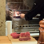 まとい 銀座 - 炭火焼きしてるとこ