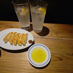餃子とスパークリング バブルス - 焼餃子、レモンスカッシュ、レモンサワー