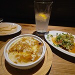 餃子とスパークリング バブルス - カレーグラタン餃子、サラダ餃子