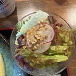 まるすい - カレーと一緒にサラダがつきます