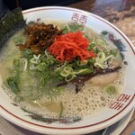 博多ラーメン ぞんたく 割山店 - 白とんこつラーメン（カタ）へ、卓上の紅生姜と辛子高菜トッピング